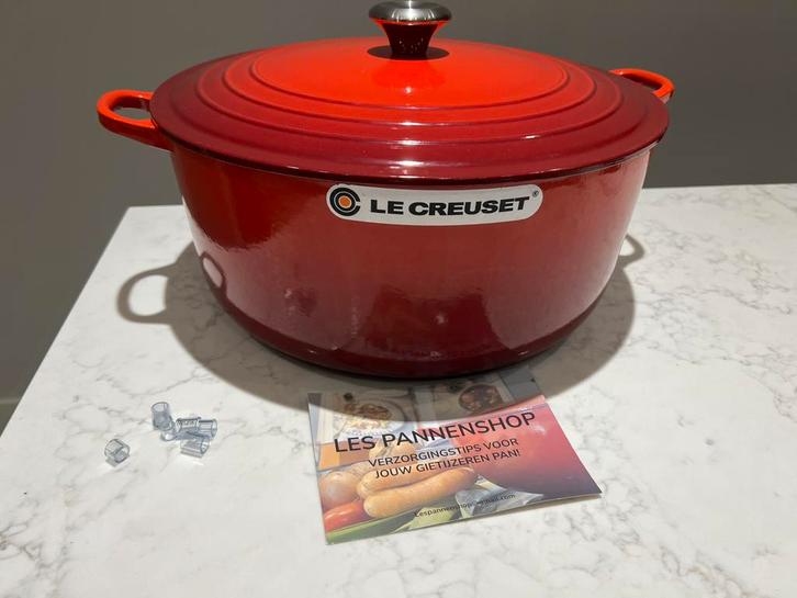 Nieuwe Le Creuset 34 cm kersenrood in de doos, Huis en Inrichting, Keuken | Potten en Pannen, Nieuw, Koekenpan of Braadpan, Gietijzer