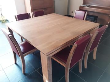Grote vierkante massief eiken eettafel met zes stoelen beschikbaar voor biedingen