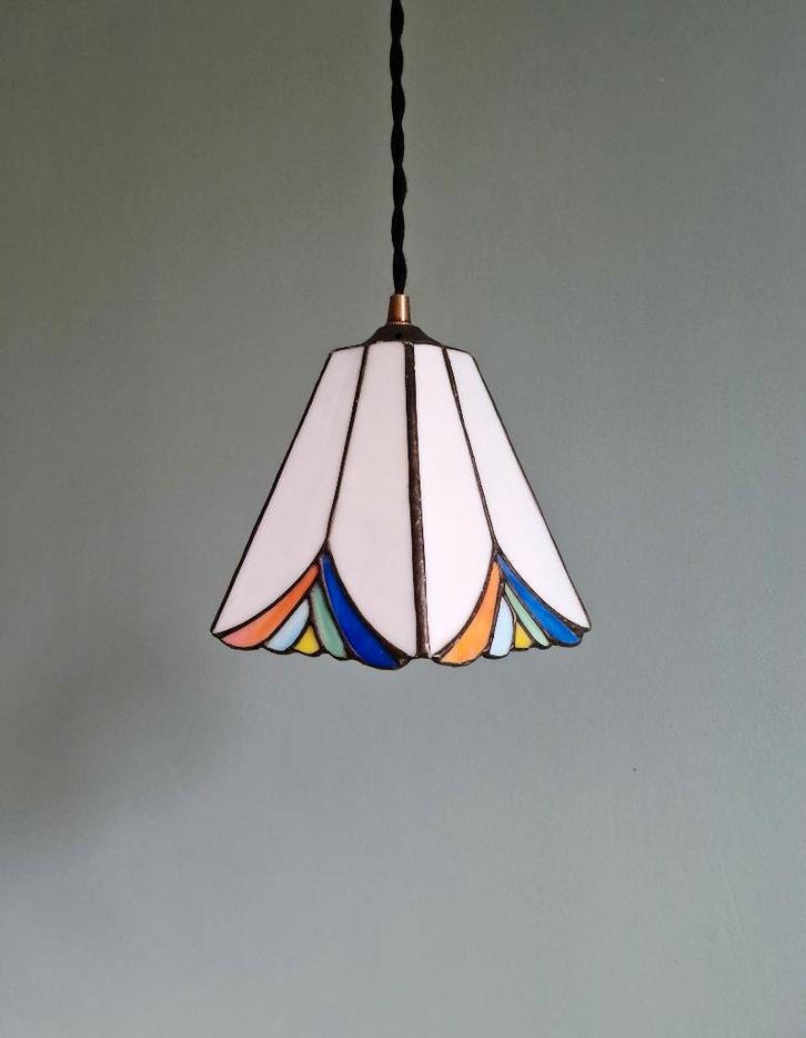 Hanglamp in Tiffany-stijl, wit en gekleurd glas in lood, Antiek en Kunst, Antiek | Verlichting, Ophalen of Verzenden
