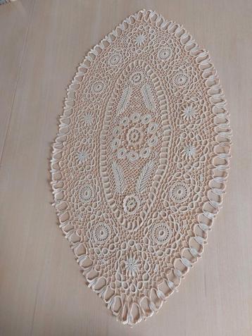 naaldenwerk handwerk 76x42 cm tafelkleed, tafel nap ovaal beschikbaar voor biedingen
