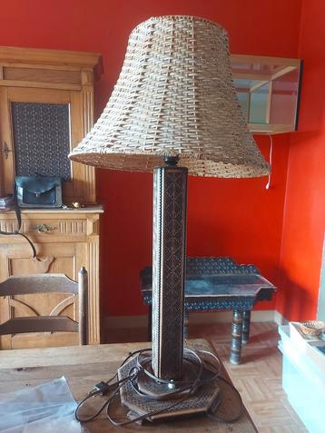 LAMPADAIRE ARTISANAL EN BOIS SCULPTÉ beschikbaar voor biedingen