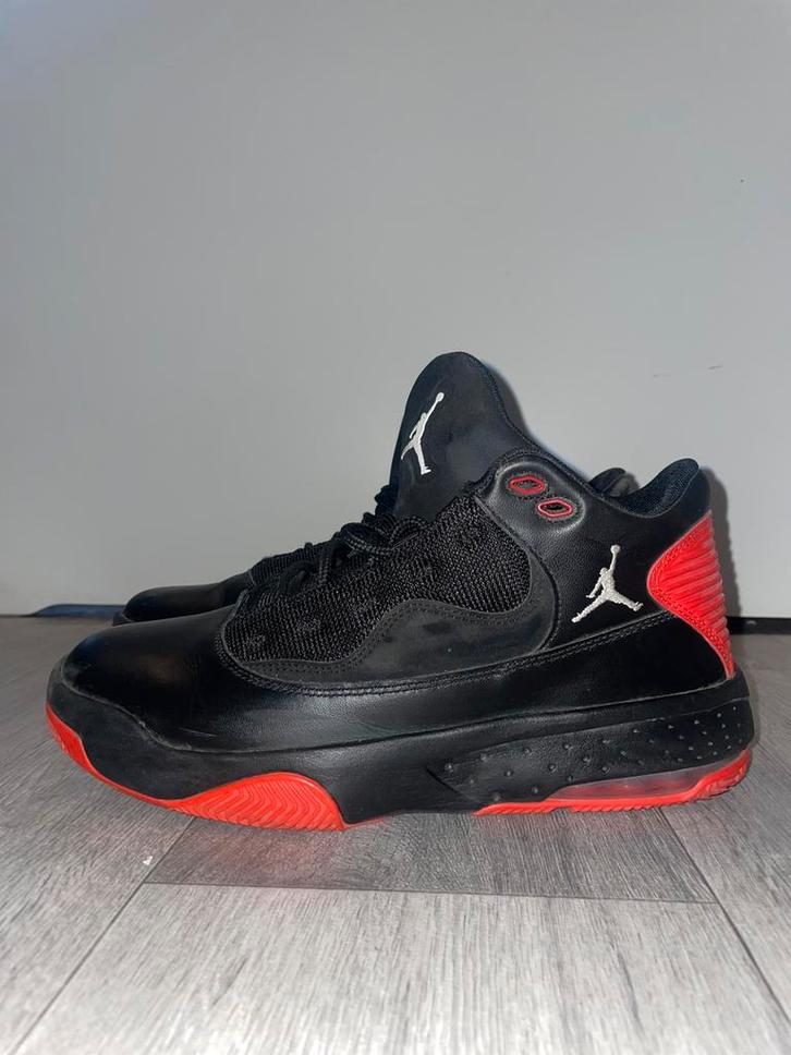 Air Jordan noires et rouges – baskets montantes iconiques, Sport en Fitness, Basketbal, Zo goed als nieuw, Ophalen of Verzenden