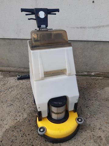 schrobmachine Numatic 220V, Enlèvement, Utilisé, Machine de nettoyage à brosse