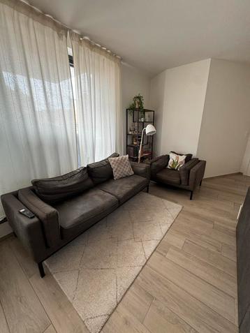 Te koop: Comfortabele leren zetel + fauteuil beschikbaar voor biedingen