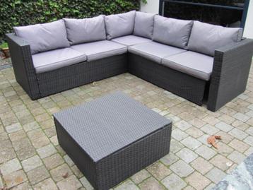 Lounge hoekzetel (2 stukken) + poef/tafel beschikbaar voor biedingen