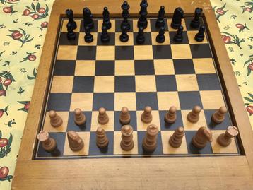 Schaakspel met houten bord en vynyl schaakstukken.