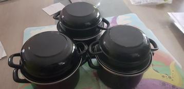 3 casseroles à moules avec couvercles