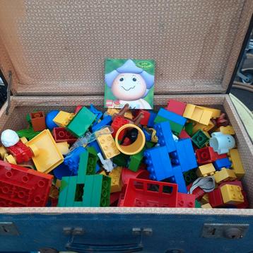 Valise Lego pleine. 25 euros.