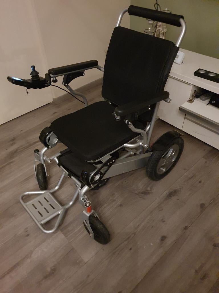 Elektrische lichtgewicht rolstoel 
Kan makelijk in koffer ., Diversen, Rolstoelen, Zo goed als nieuw, Duwrolstoel, Ophalen