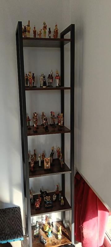 Étagère en métal noir et en bois avec figurines  beschikbaar voor biedingen