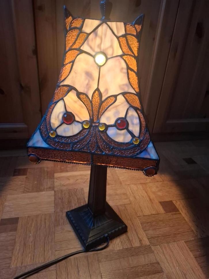Prachtige Tiffanystijl lamp met glas in lood, Huis en Inrichting, Lampen | Tafellampen, Gebruikt, 50 tot 75 cm, Glas, Ophalen of Verzenden