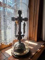 Kruisbeeld en kandelaar onder stolp, Antiquités & Art, Antiquités | Objets religieux, Enlèvement ou Envoi