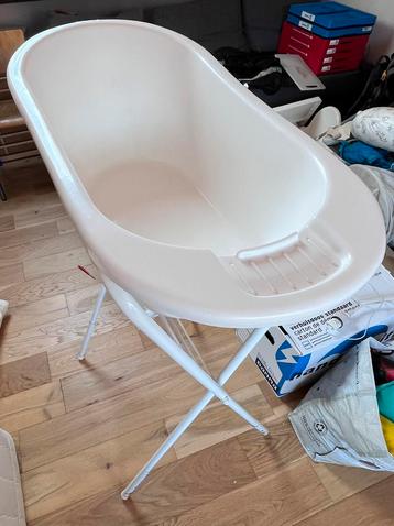 Babybadje op hoogte beschikbaar voor biedingen