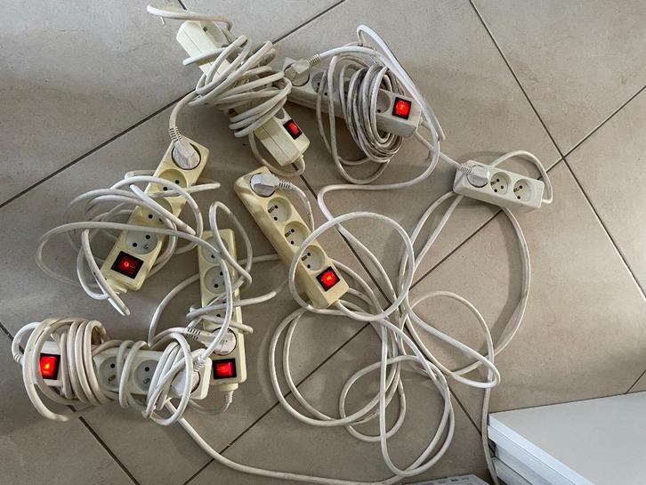 Set blokken met meerdere stopcontacten met beveiliging, Doe-het-zelf en Bouw, Elektriciteit en Kabels, Gebruikt, Ophalen