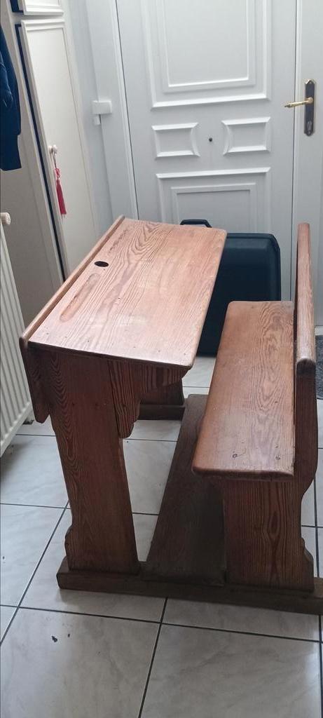 Ancien banc d'écolier, Enlèvement