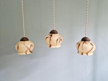 Trio van Art Deco hangers in gemarmerd opaline, 1920-30  beschikbaar voor biedingen