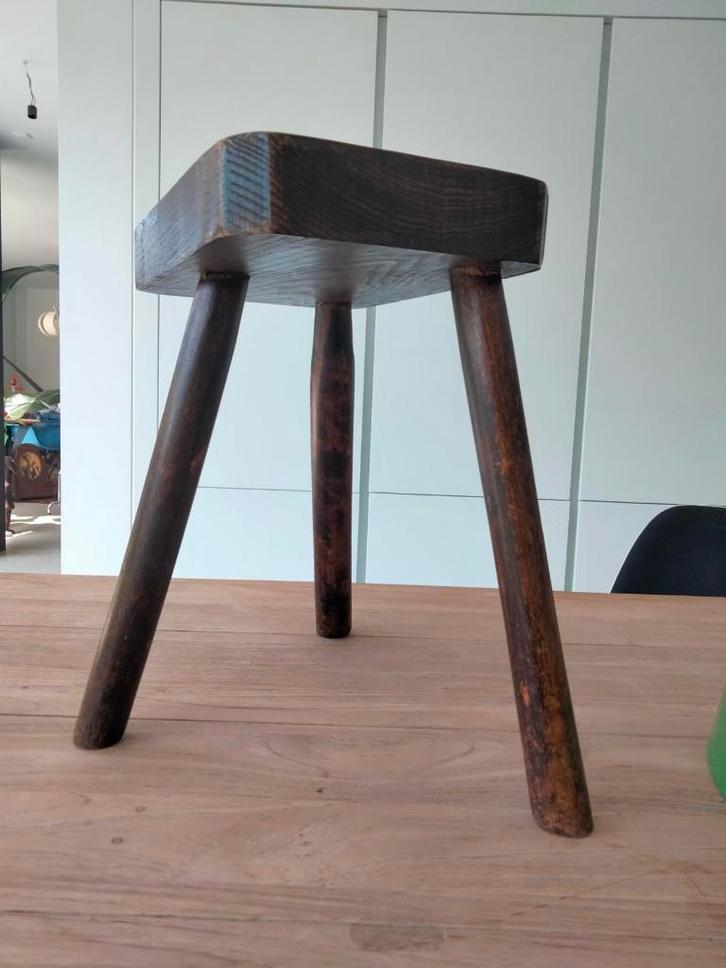 vintage Brutalist houten krukje stool tripod, Huis en Inrichting, Zetels | Voetbanken en poefs, Gebruikt, Ophalen of Verzenden