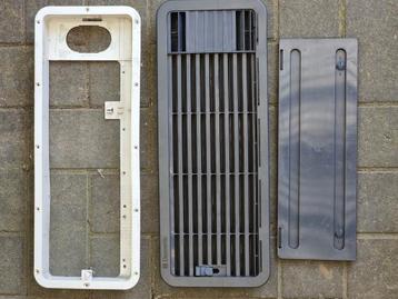 Grijs ventilatierooster koelkast beschikbaar voor biedingen