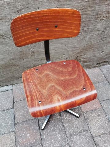 Houten kinderstoel voor kleuters  disponible aux enchères