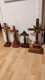 lot van 4 tramp art kruisbeelden., Ophalen