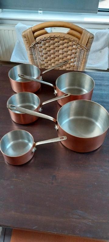 Set van 5 vintage decoratieve koperen braadpannen beschikbaar voor biedingen