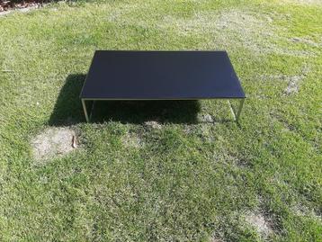 zwart glazen bijzettafel beschikbaar voor biedingen