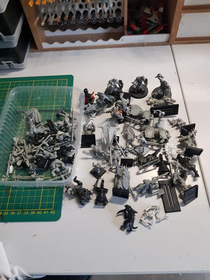 warhammer AOS, 40K, Fantasy: restjes plastic en metaal, Hobby en Vrije tijd, Wargaming, Gebruikt, Warhammer, Figuurtje(s), Ophalen of Verzenden