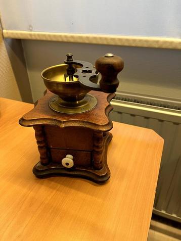 oude koffie molen beschikbaar voor biedingen