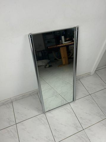 Vintage spiegel met chroom omranding beschikbaar voor biedingen