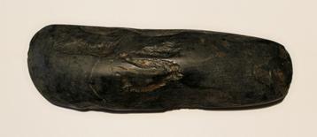 oude gepolijste stenen bijl beschikbaar voor biedingen