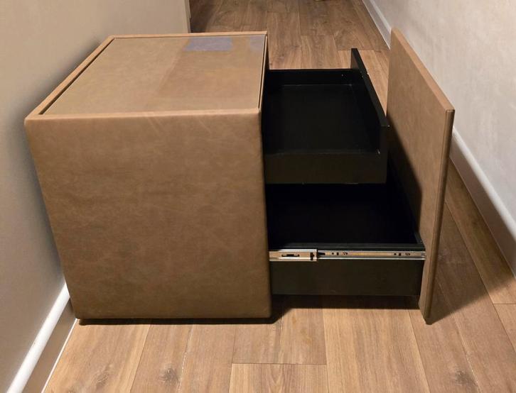 Nachtkastje in leer, Huis en Inrichting, Slaapkamer | Nachtkastjes, Glas, Ophalen