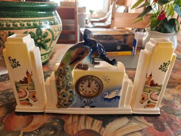 Antieke klok met 2 bijhorende vaasjes beschikbaar voor biedingen