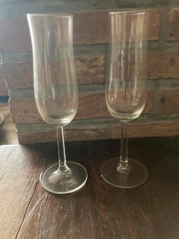 Champagne glazen beschikbaar voor biedingen