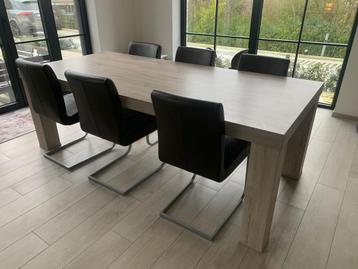 Eettafel met stoelen + kast + salontafel beschikbaar voor biedingen
