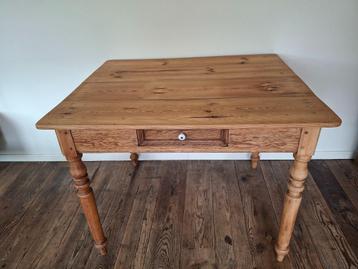 Oude boerentafel met lade en gedraaide poten. Oude tafel, Huis en Inrichting, Ophalen, Gebruikt, Grenenhout