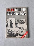 Hun kleine bevrijding - Johan De Roey, Boeken, Ophalen of Verzenden, Tweede Wereldoorlog, Algemeen