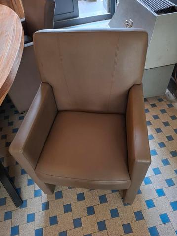 4 lederen eetkamerstoelen op wieltjes beschikbaar voor biedingen