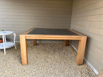 Massief eiken tafel met arduin ingelegd blad 1,5 x 1,5 m beschikbaar voor biedingen