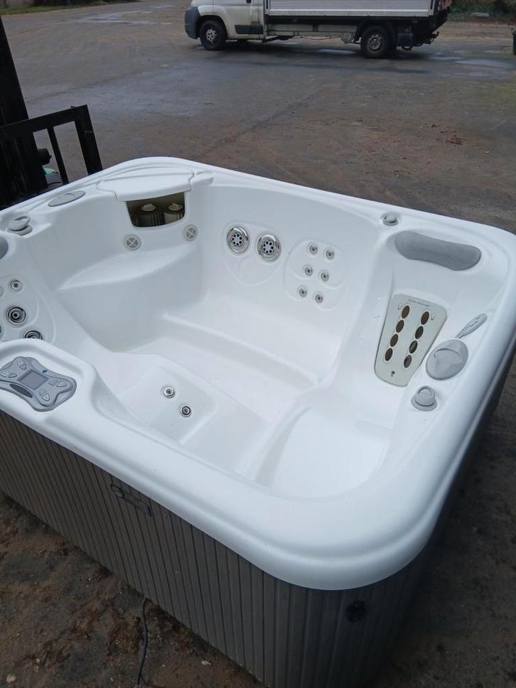 Jacuzzi. Source thermale de marque livrée gratuitement, Jardin & Terrasse, Accessoires de piscine, Envoi