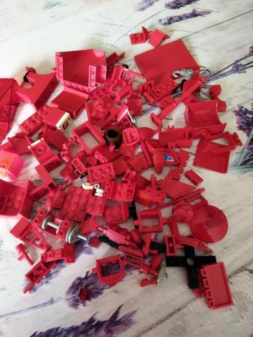 Set van rode Lego beschikbaar voor biedingen