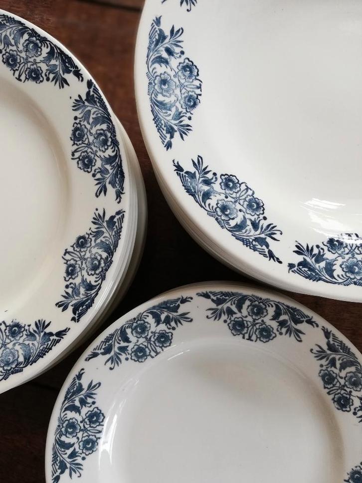 36 st Borden Boch donker grijsblauwe bloemenrand, Maison & Meubles, Cuisine | Vaisselle, Comme neuf, Assiettes(s), Enlèvement