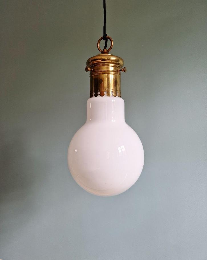 Bolvormige suspensie in witte opaline en messing, Antiek en Kunst, Antiek | Verlichting, Ophalen of Verzenden