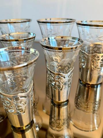9 prachtige Art Deco glaasjes in zilveren houder beschikbaar voor biedingen