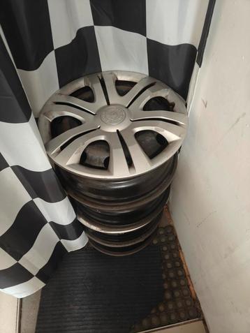 Jantes 15p  avec couvre les 4 beschikbaar voor biedingen