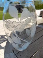 Bohemian kristallen vaas met geëtste bloemen, Antiek en Kunst, Antiek | Vazen, Ophalen of Verzenden