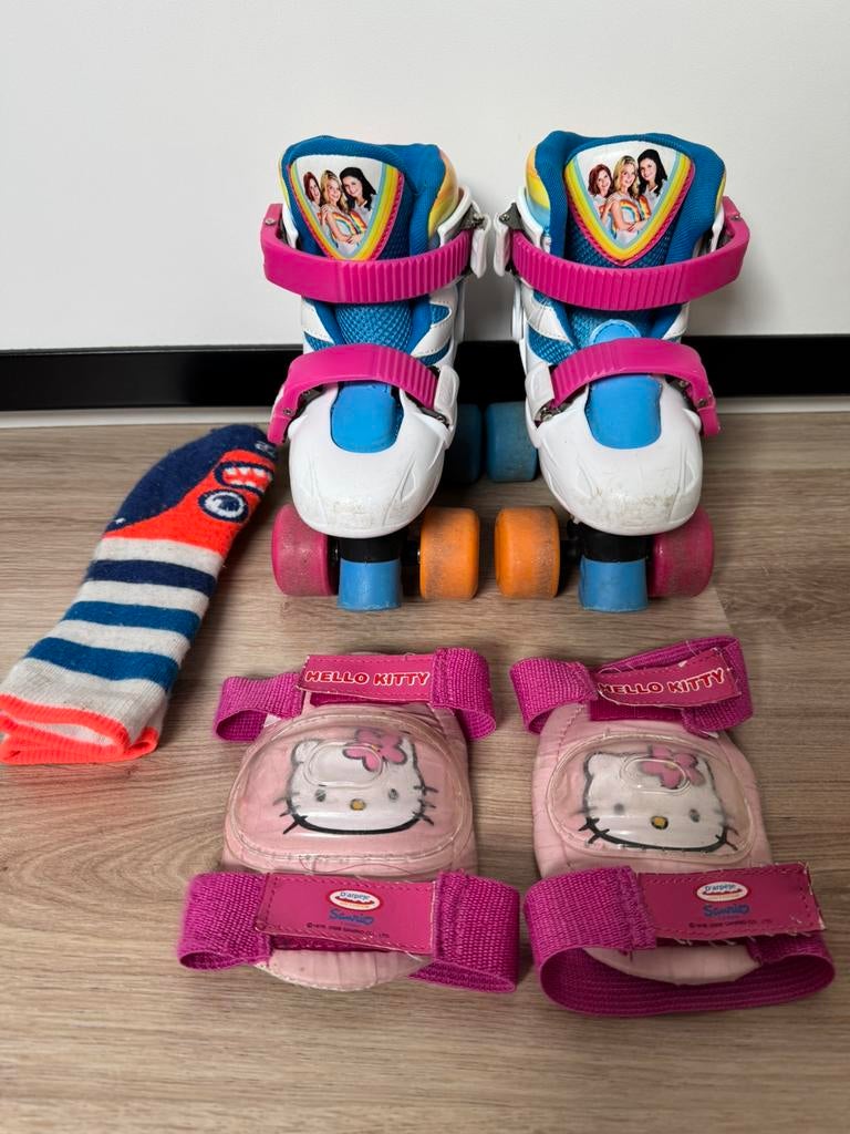 K3 rolschaatsen maat 27-30. Met kousen en bescherming., Ophalen of Verzenden, Gebruikt