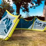 Complete kitesurf set Liquid Force NV V9 10.5m + bar + board, Sports nautiques & Bateaux, Kitesurf, Double astuce, 10 m², Comme neuf