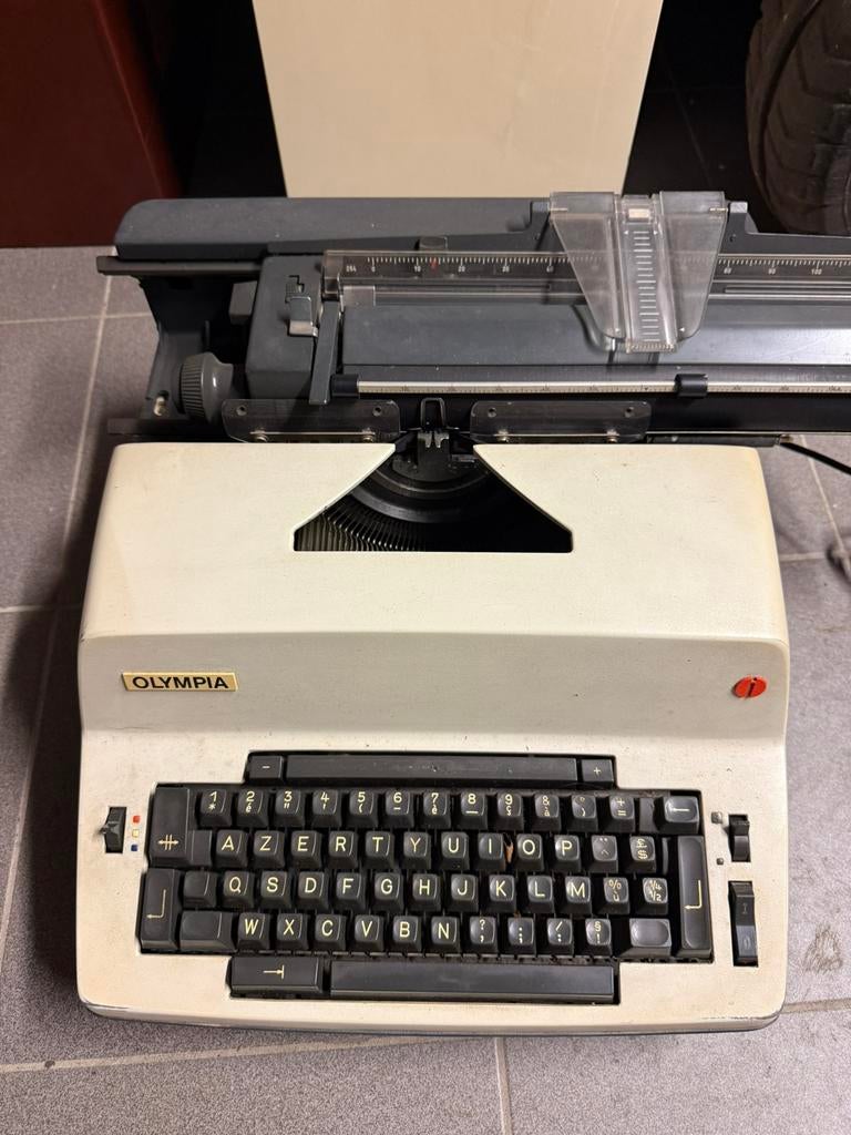 Olympia Report de Luxe - Elektrische Typemachine - AZERTY, Diversen, Typemachines, Ophalen, Gebruikt