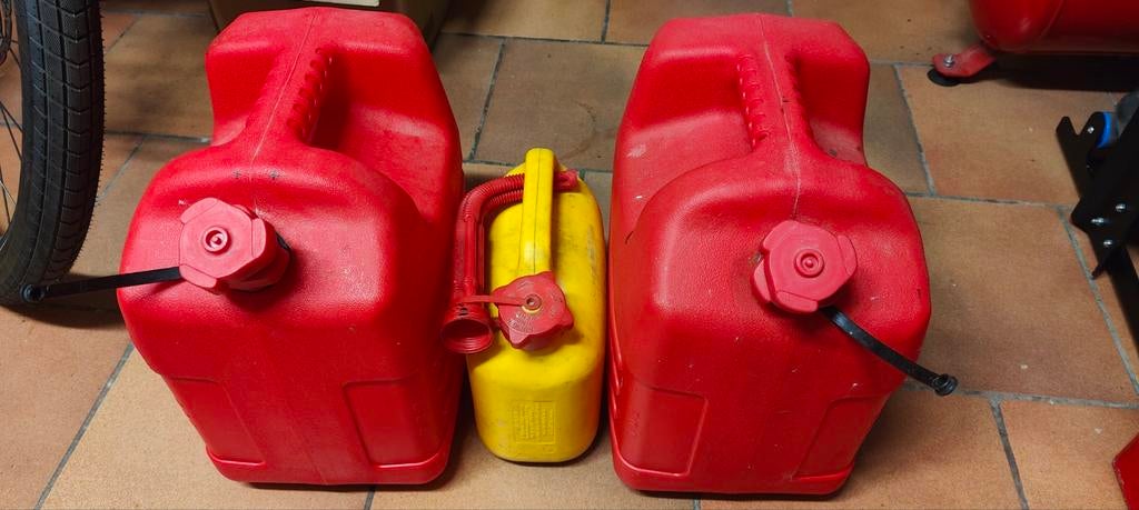 Bidons à carburant, Enlèvement