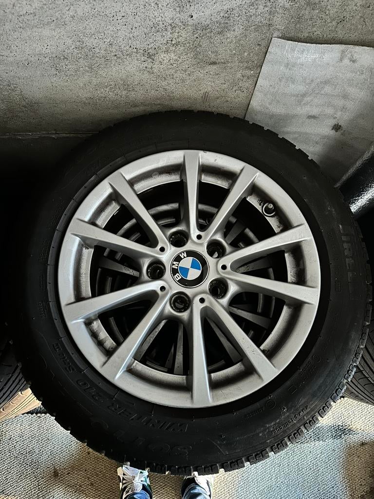 Jantes BMW 16 pouces d'origine + les pneus d'hiver Pirelli, Pneus et Jantes, Pneus hiver, 16 pouces, Véhicule de tourisme